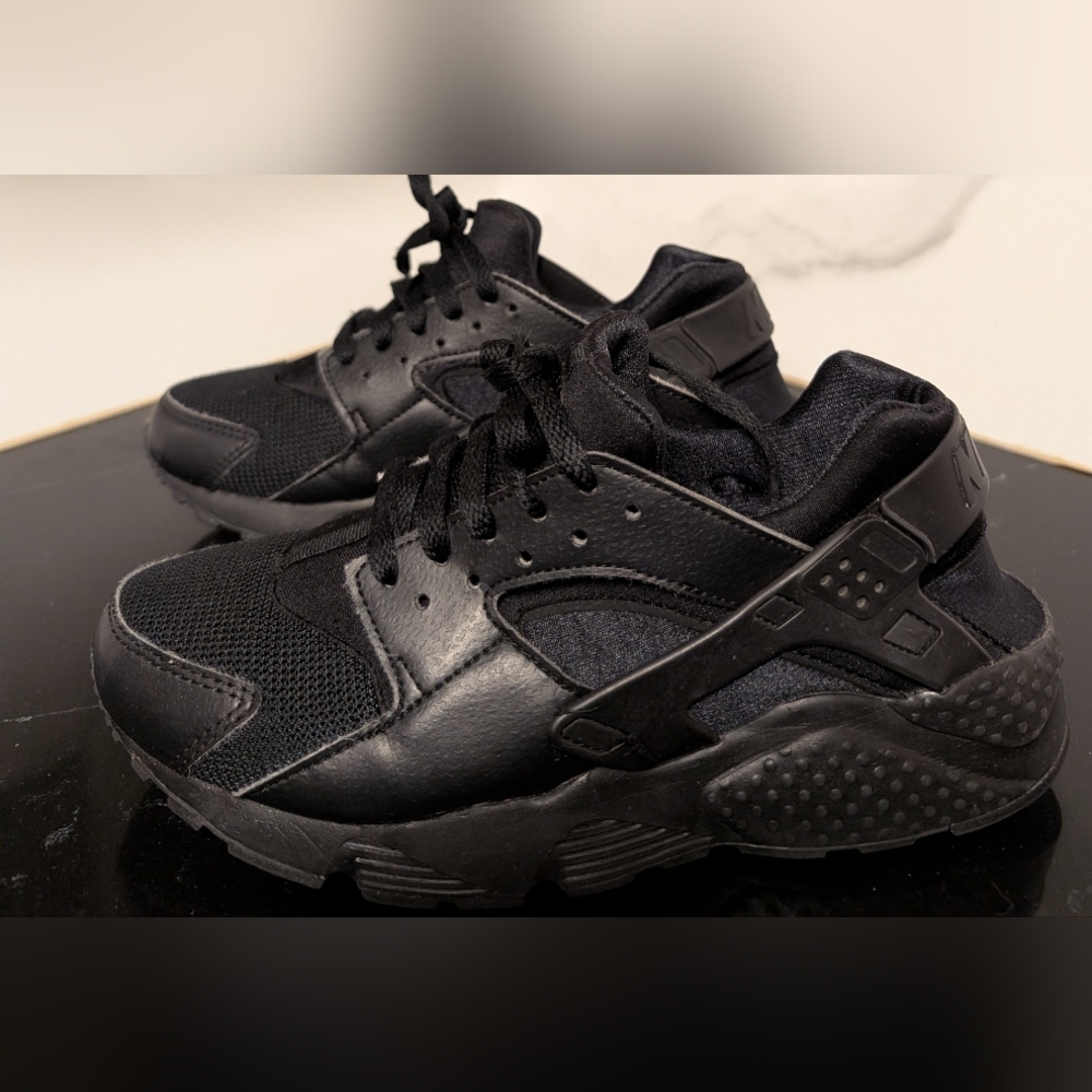 Nike Big Kids' Huarache Run Triple Black Sneakers Size 7Y MSRP $110 - Picture 4 of 12